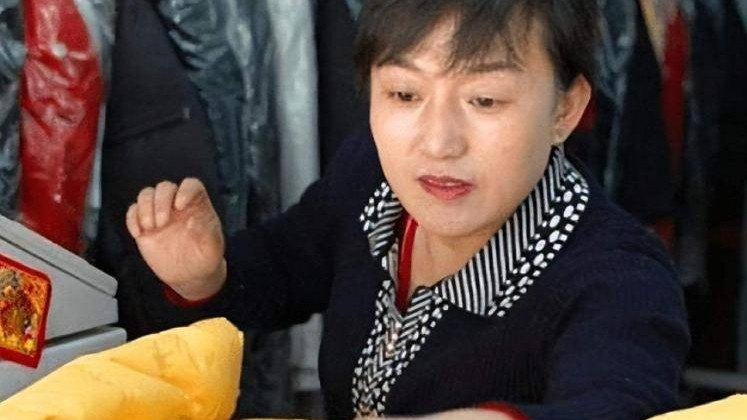 被教练下药终身不育，退役后当搓澡工嫁和尚，她是9枚金牌的冠军