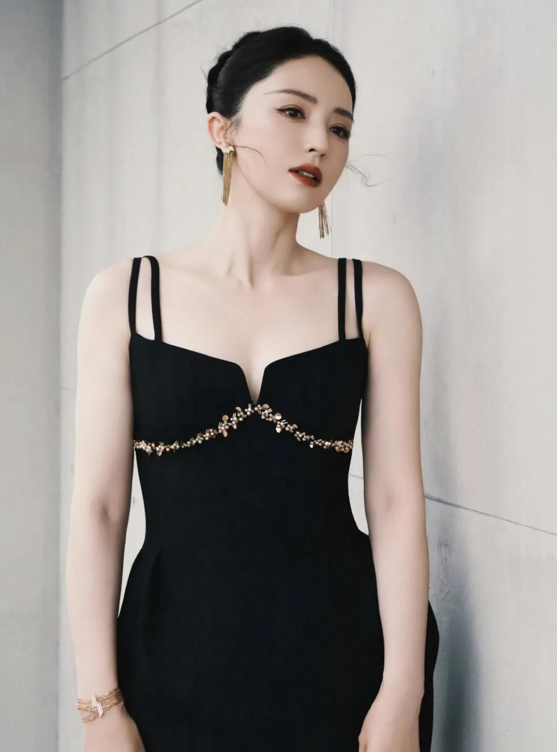 #张维伊不语只一味的露出大金表# “雪花女神龙”董璇在节目中分享家庭琐事时，张维