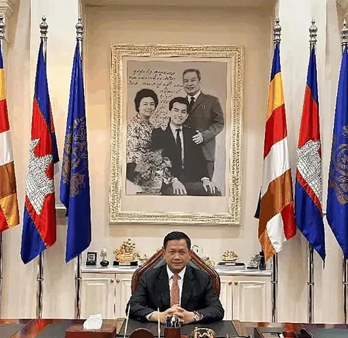 洪马内的首相办公室真是威风气派！
宽大的办公桌后，洪马内端坐在椅子上，椅子是尖