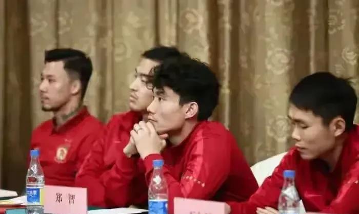 如果国足新教练到位，郑智继续出任中方教练组组长，那么国家队会不会遭到抵制？
目前