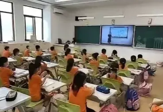 太康一高老师咋也想不到，普通午间巡查没收手机，竟遭报复。学生提前藏刀具，趁教师休