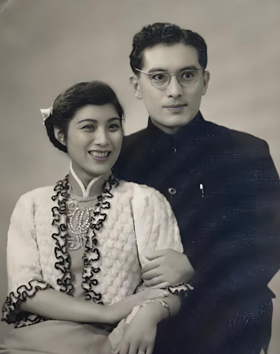 1956年，越剧“祝英台”傅全香大师和她的爱人合影，真的是郎才女貌、令人羡慕的一