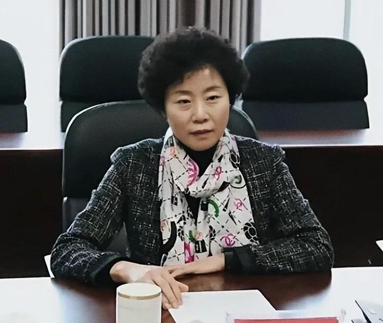 豪宅暗门藏金山！穿杂衣吃剩饭的女行长，一柜子爱马仕惊呆众人！
丈夫当场捂脸离开，