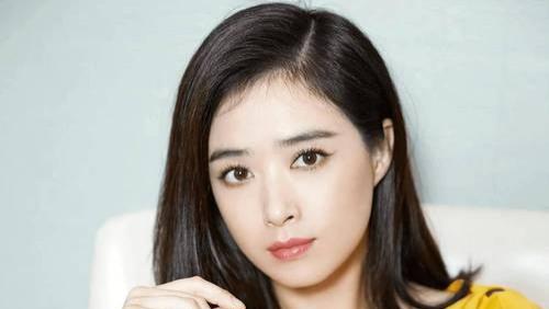 和蒋欣相恋多年，他转身娶了小四岁娇妻，如今妻子和他红透半边天