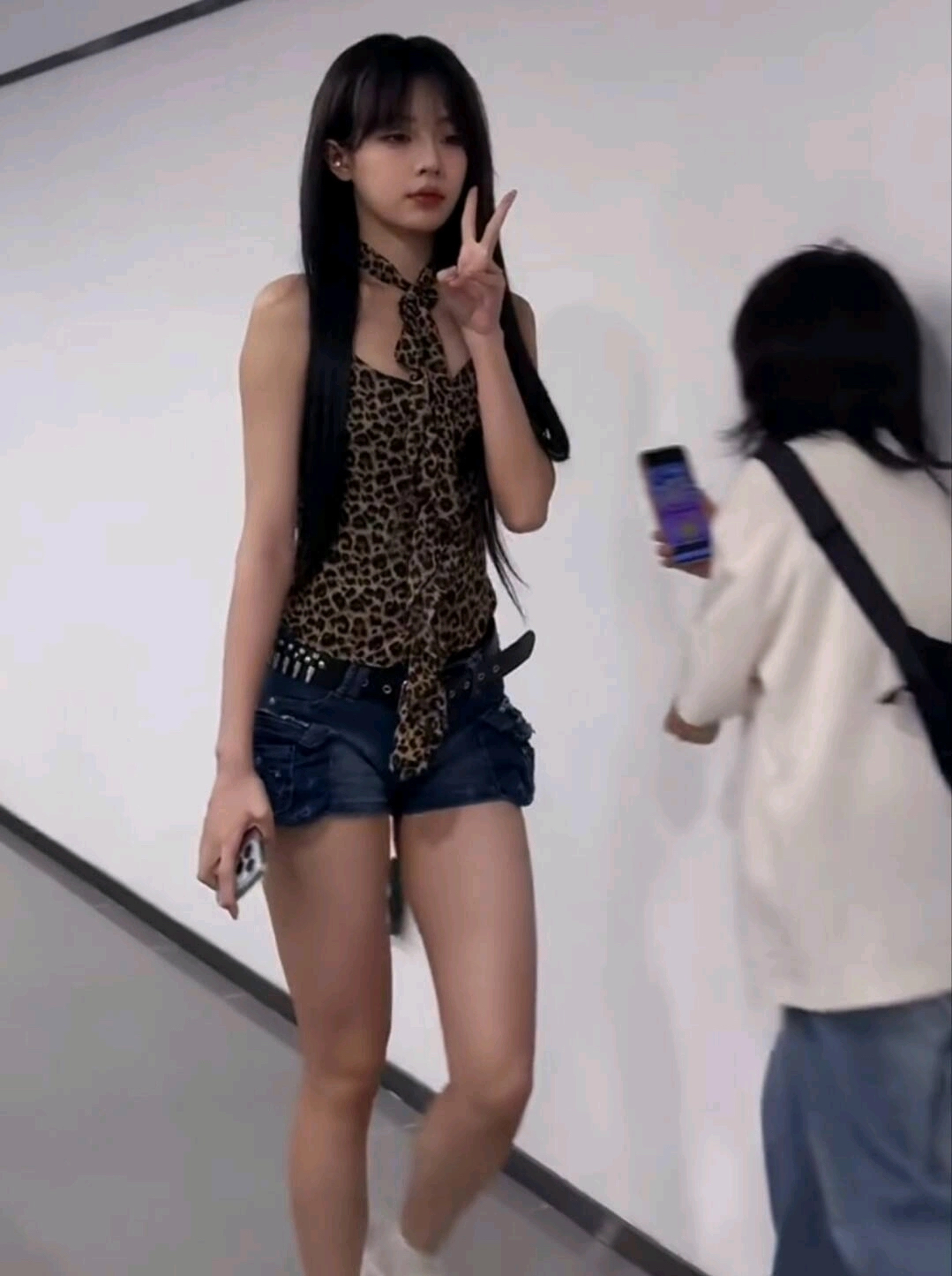 高个子女生的压迫感！对过女生在被挤到墙角了。
