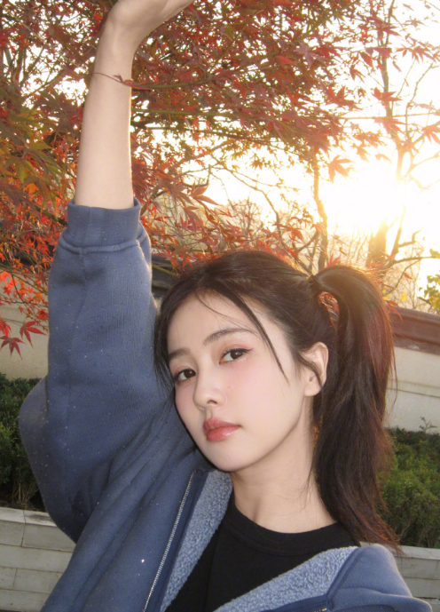 白鹿的12月双马尾妆造，这感觉也是没谁了，超可爱的，nice！