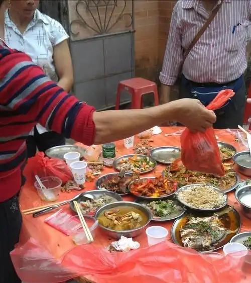 太吓人了！4月26日，河南郑州，一老人参加完酒席后，就将席上的剩菜给打包回家，次