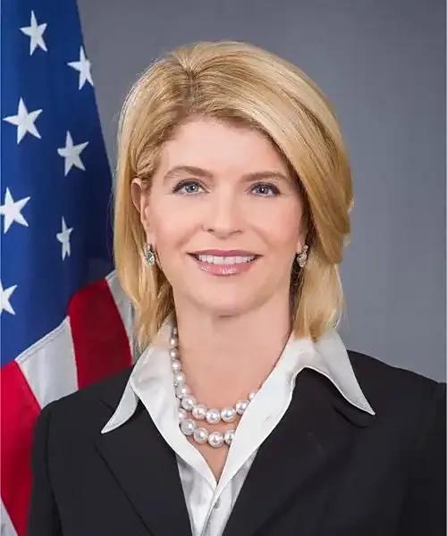 美国前驻丹麦大使表示：“美国曾帮助一个非常贫穷的国家中国，帮助它把自己从真正的贫