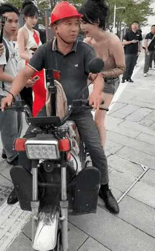 经济不景气啊，生意难做，连摩的佬也把网约车的生意也抢走了，这在以前，摩的佬怎么有