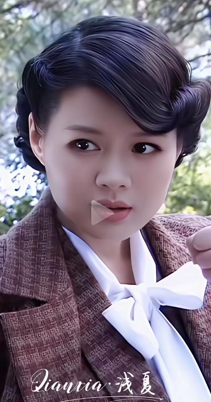 她是我最喜欢一位美女演员，要演技有演技，要脸蛋有脸蛋，要身材有身材，要长相有长相