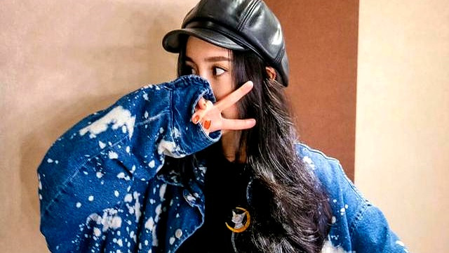 杨幂40岁依旧单身，但穿高筒靴紧身牛仔裤展现满满女人味