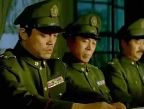 1949年12月，国民党中将李振率部起义，在谈判时见解放军干部很年轻，不高兴的说