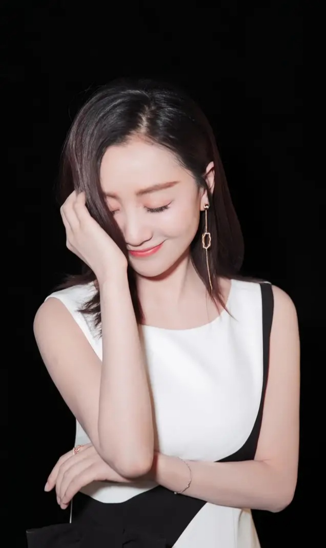 一个男人晚上睡觉时突然一把抱起睡得正香的媳妇，媳妇被弄醒，迷迷糊糊问：