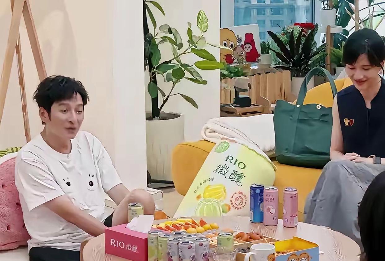 李维嘉说：“我和谢娜在一栋楼买了房，她嫌装修麻烦，就把房子交给我，连软装，像床上