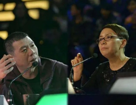 一次，在某卫视的一档节目里，同为评委的宋丹丹与冯小刚起了剧烈争执。气得宋丹丹红着