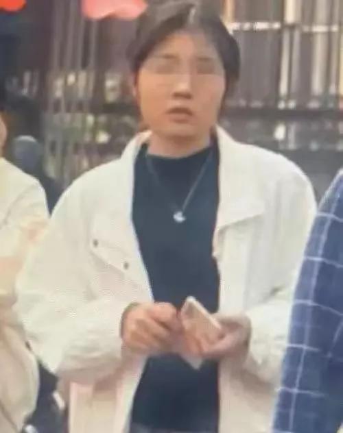 【23岁的姑娘，为观看晚上20点到24点的美景“蓝眼泪”？】
“独自”一人经过无
