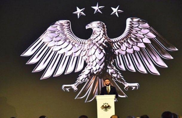 叙利亚公布了新的国徽，雄鹰的标志非常类似美国国徽的鹰。叙利亚的新国徽看起来更为“