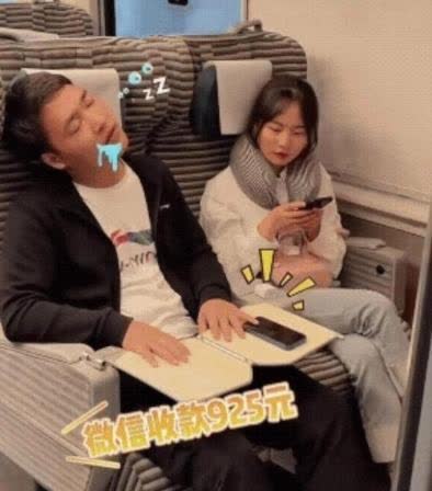 男子高铁熟睡，收款提示音诉说奔波轨迹