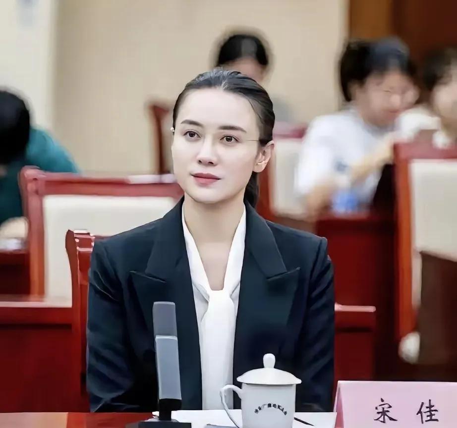 很多人说宋佳发型不对，丸子头，露出额头不好看，应该是章子怡才能驾驭，其实最不敢的
