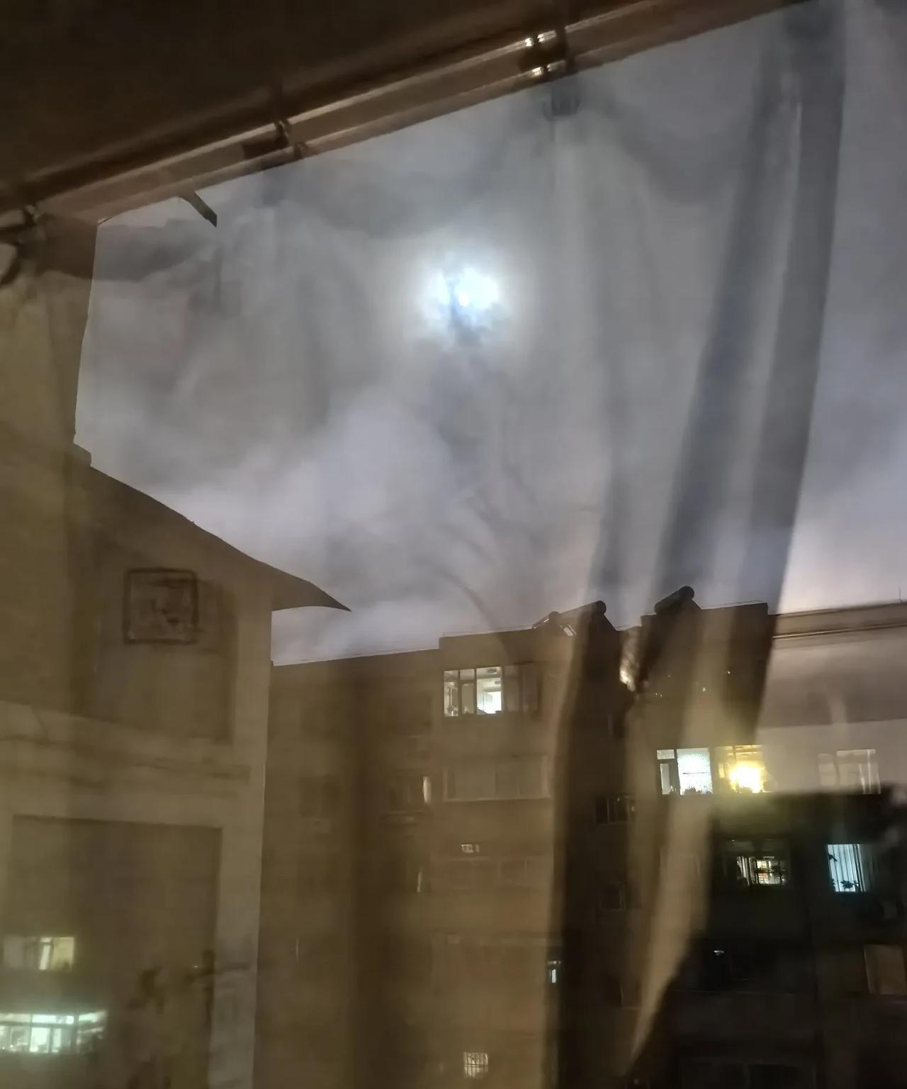 你看你看月亮的脸！下了一天的雨，晚上月亮终于露出脸了！请好好享用吧！