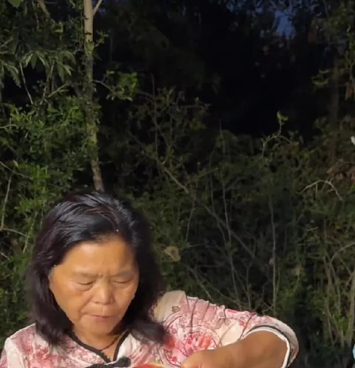 阿杜一家人吃西瓜真有意思！
这李佳切西瓜，阿杜妈妈等不及了，直接拿起一半啃起来