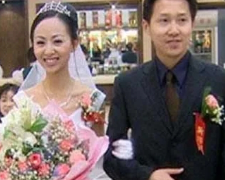 1995年11月11日，李春看到一个漂亮女孩在楼下徘徊，她就是19岁的邰丽华。李