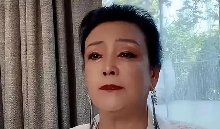 张兰母子账号封禁后续：多平台动作与回应
2025年2月8日，抖音安全中心发布公告