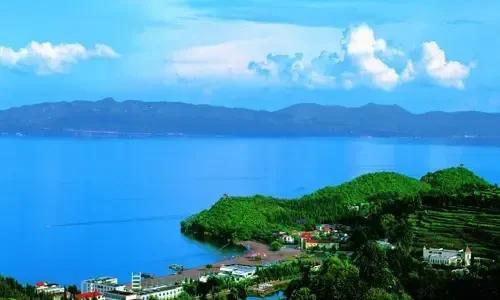                 抚仙湖：高原碧玉
          在红土高原