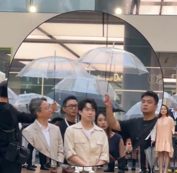 有网友说保镖的伞是一点也没给王楚钦打上