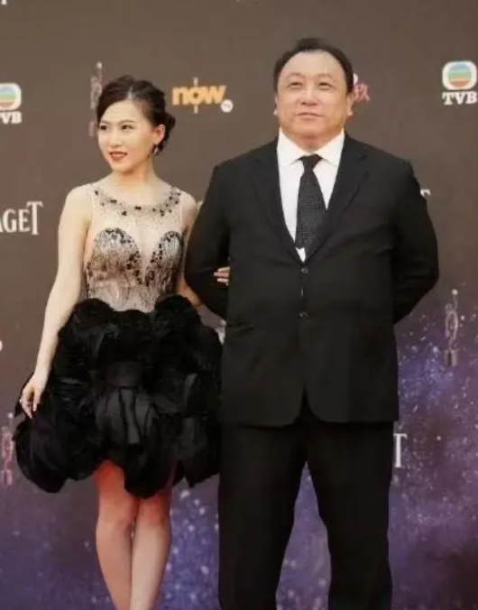 我就说王晶最近怎么变“爆料王”了！

70岁的老江湖，突然把娱乐圈陈年旧事翻个底