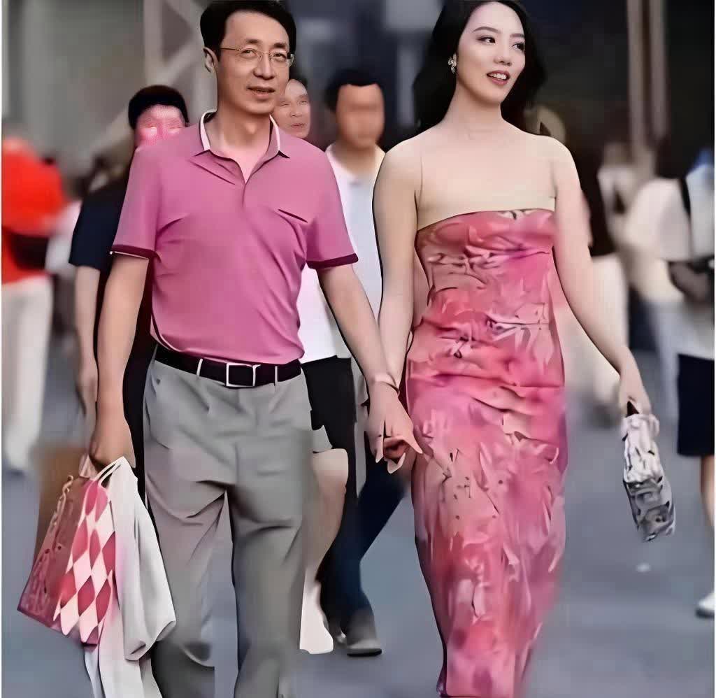 牵手门”事件后，董思槿生活大变样。先是被原公司解除劳动合同，失去经济来源。202