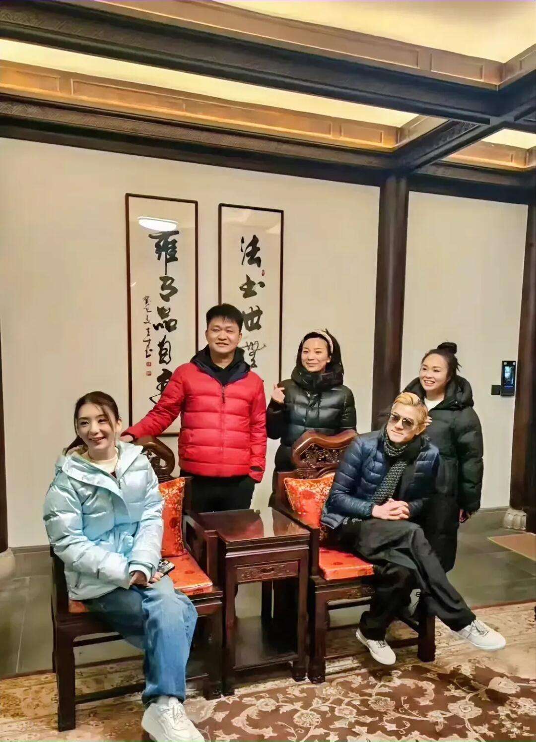 方媛跟郭富城合影，各自翘着二郎腿很酷。