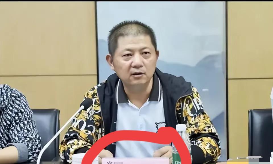 现在，全网最后悔的，肯定是胖都来老板都建明了！
本来想擦边胖东来，博点流量，结果