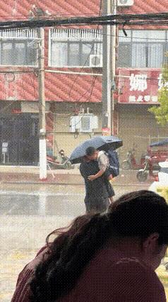 这孩子恐怕是忘了他爸是带伞了的！