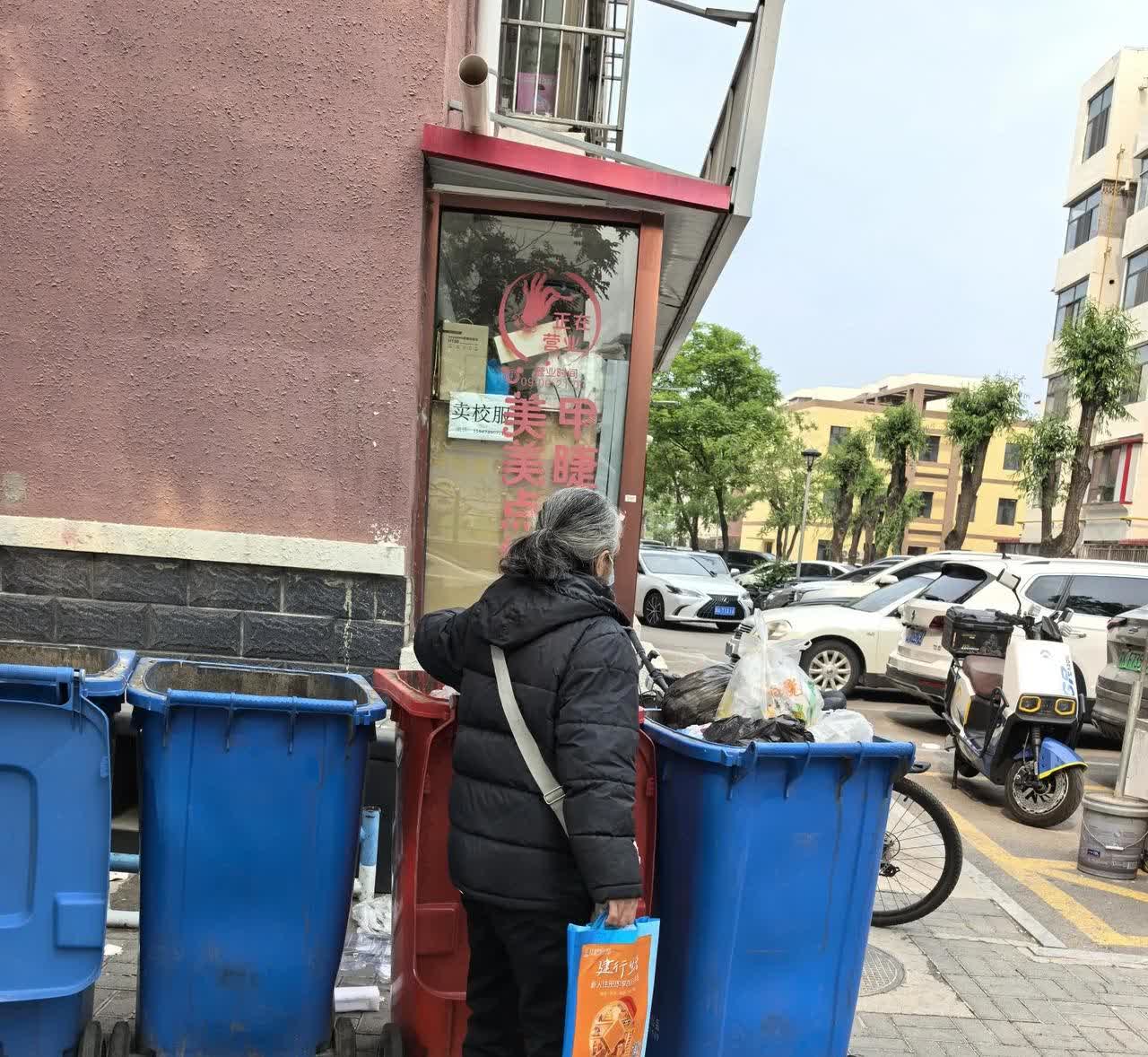 我曾经的邻居，一个非常漂亮，能干，走路风风火火的大姐，今天远远看见她了，在楼下翻