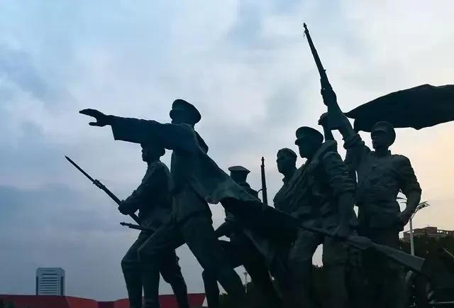 杨坤把《游击队之歌》改成夜店DJ风，是真“敢”啊！
先烈用热血铸就的经典，在他这