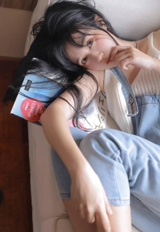 高中时候暗恋同桌女生，出于羞涩一直没敢表白。为了能和她有点互动，我总是偷偷把她的