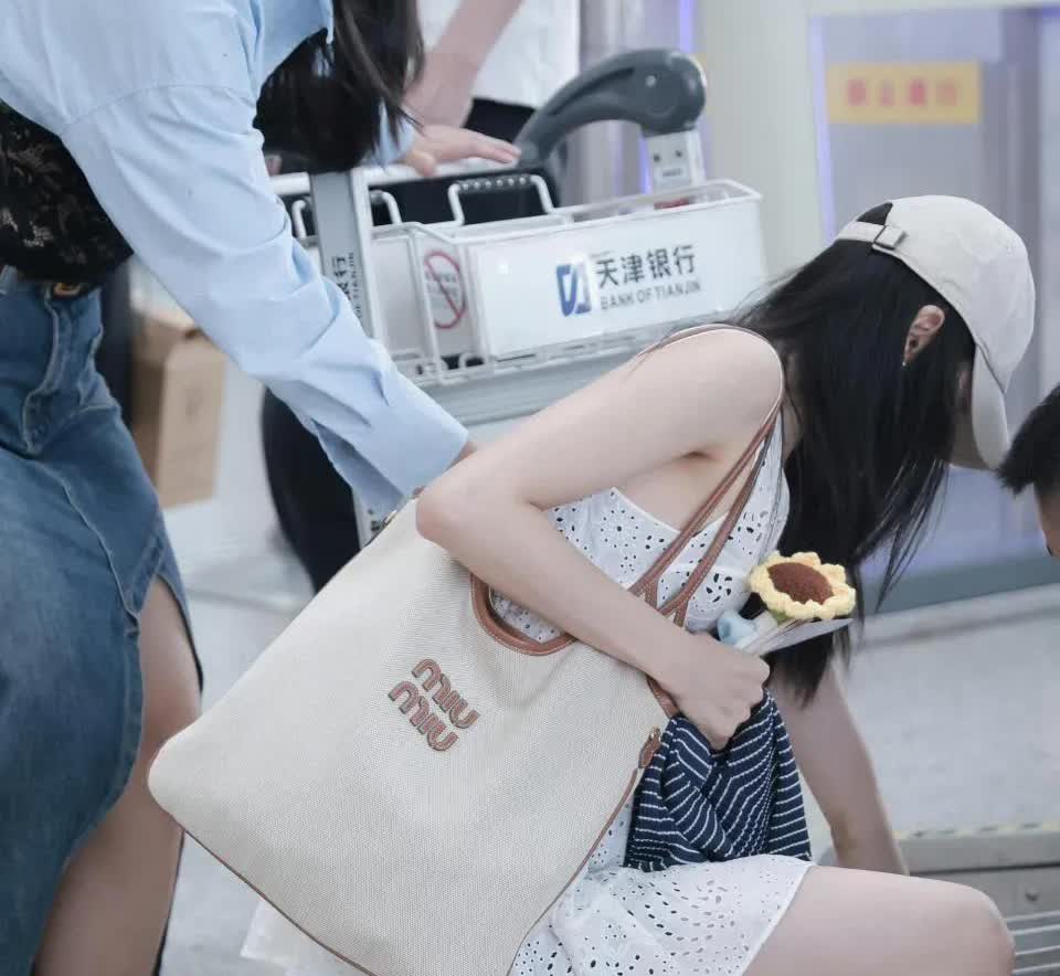 在机场被偶遇的刘浩存，一个蹲姿迷倒万千男女