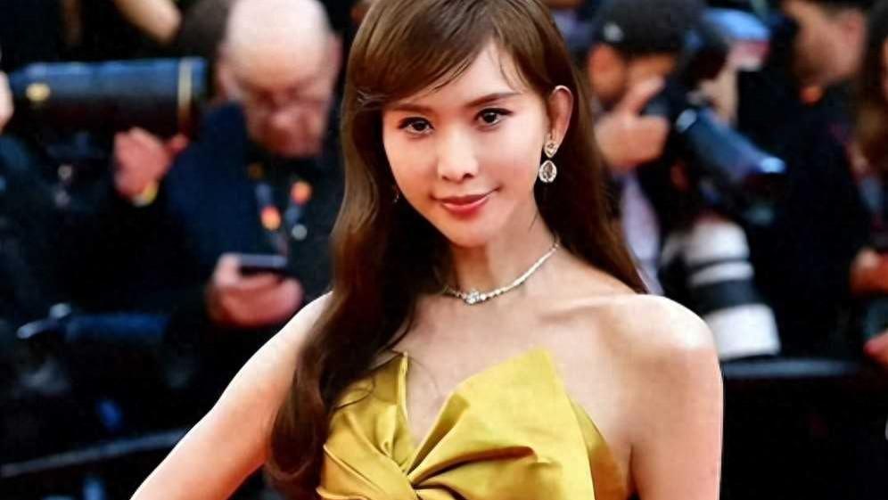 林志玲戛纳样子让大家很意外，穿黑色吊带裙，整个人很瘦