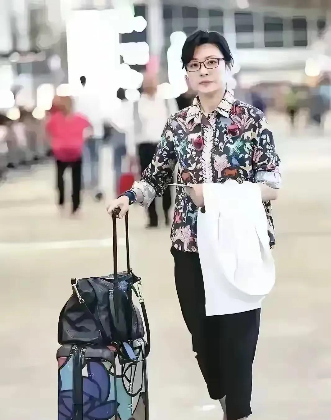 天呐，她曾经可是我们最喜欢的女神啊，这身花里胡哨，土掉渣的穿搭，妥妥的，把自己打