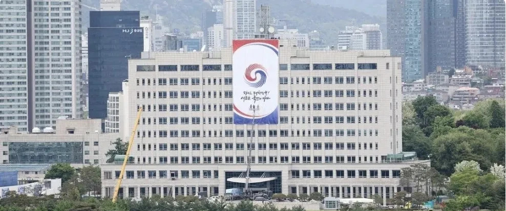 尹锡悦被弹劾后调查受阻











尹锡悦都已经被弹劾了，还搬出了总统