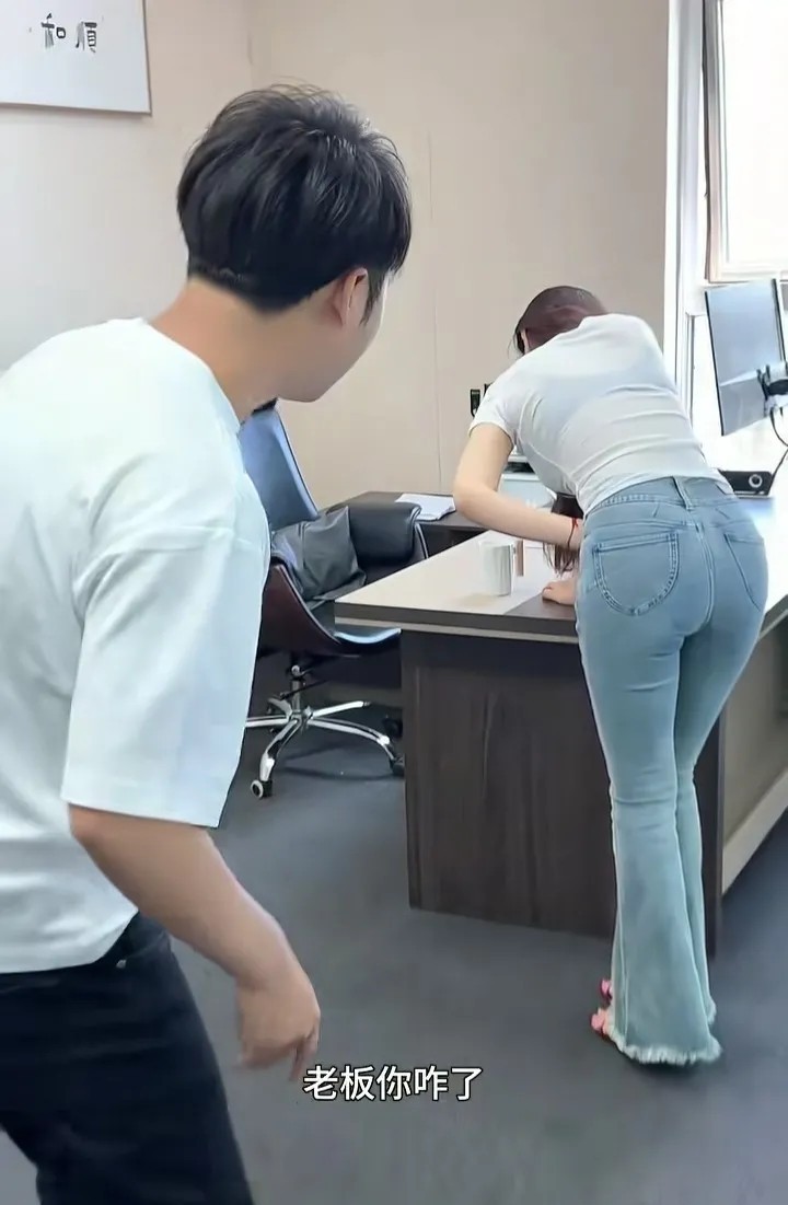 上班看到女老板老是捂着肚子，她这是怎么了？