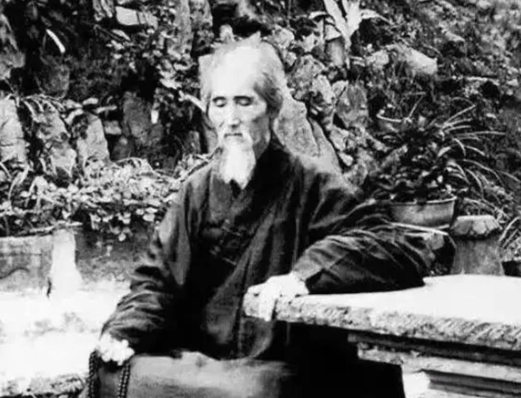 1943年初，蒋介石拜会了104岁的虚云大师，询问抗日战争的结果，大师听后不语，