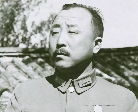 1949年1月，卫立煌被软禁在南京，黄埔军校校长关麟征前来看望，门口的宪兵不让进