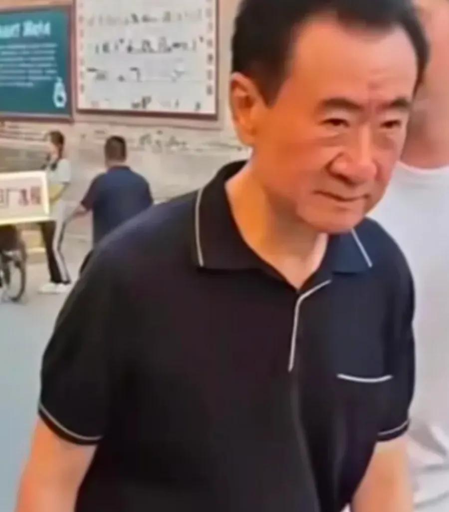 70岁的王健林确实是一个迷，越来越让人看不懂。刚被法院冻结80亿元股权，年内累计