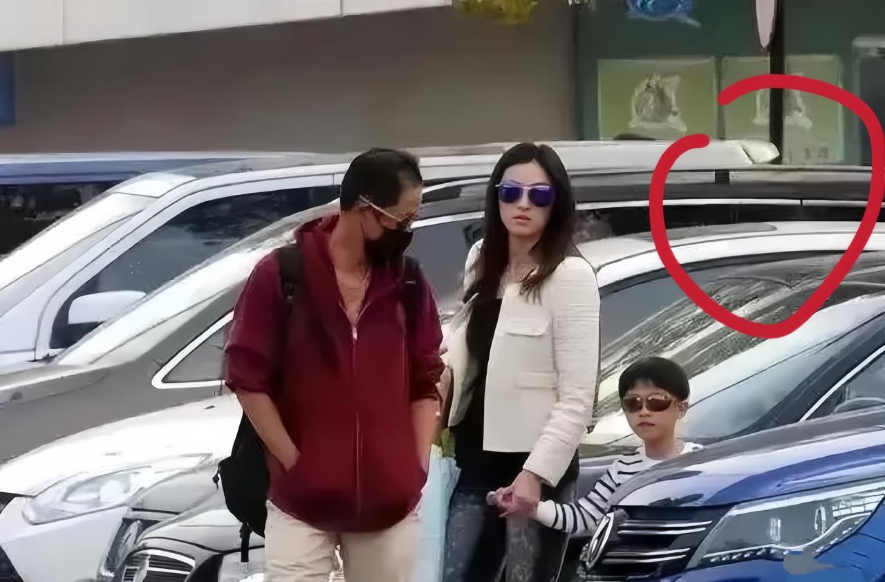 王志文一家人神秘出行
被网友逮个正着！
说实话，王志文长得不算传统帅哥，
但那股