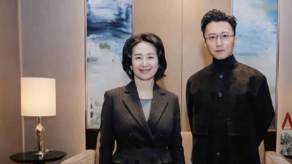 谢霆锋与何超琼同框照火啦！穿黑衣双手背后，尽显沉稳又有男人味