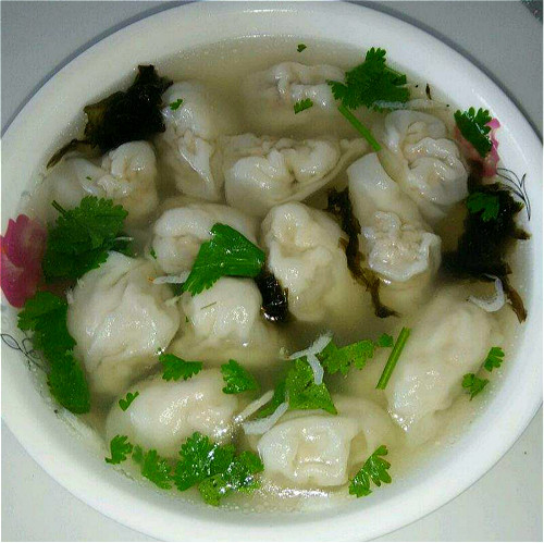 我半夜被一条微信震醒，亮起的屏幕上蹦出一句：“闺女，妈在楼下，没带钥匙。”

当