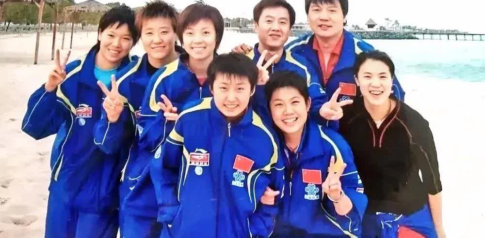20年前，国乒女队队员和教练员的合影。
他们是：李晓霞、郭炎、张怡宁、郭跃、曹