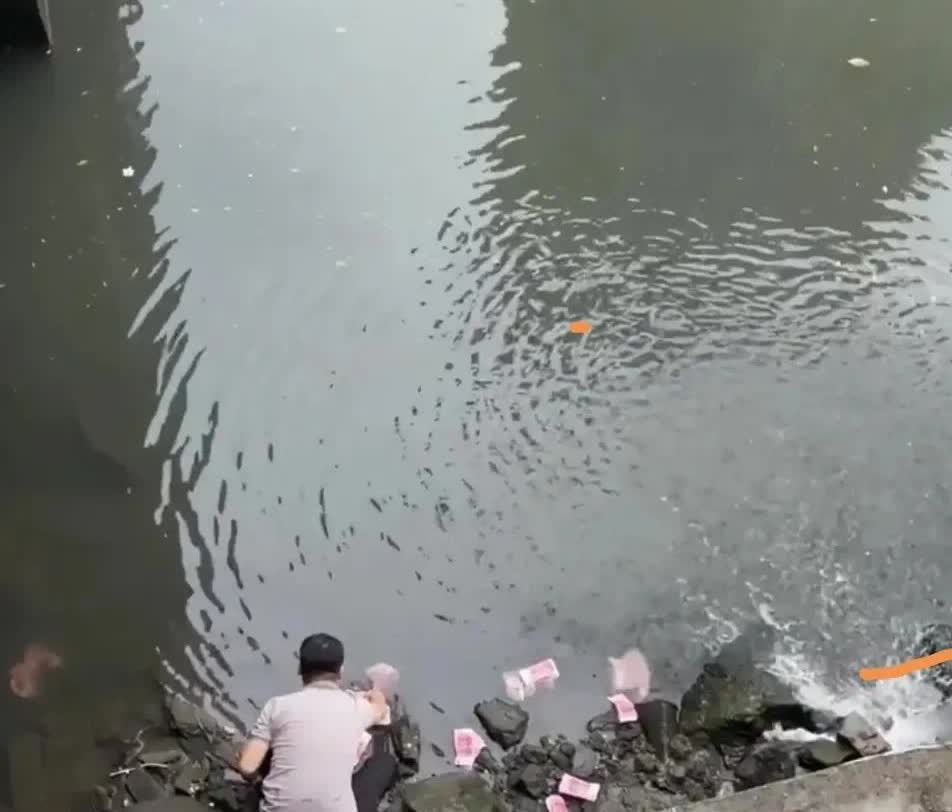 深圳河道惊现大量现金 男子捡拾引警方追查